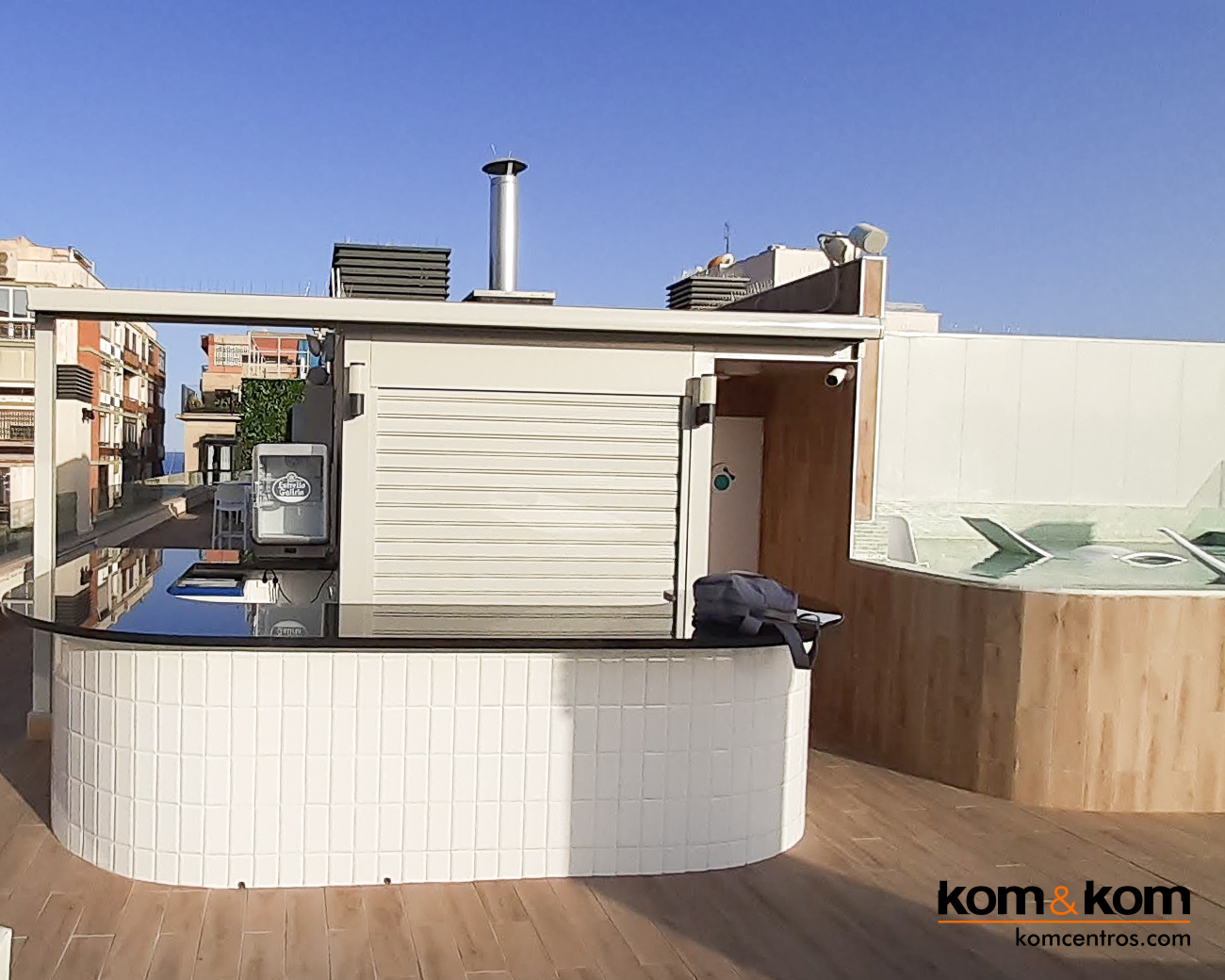 Highbar: Terraza Chill Out en la Azotea del hotel Odissey Room en el centro de Alicante. Proyecto Integral de Kom&Kom